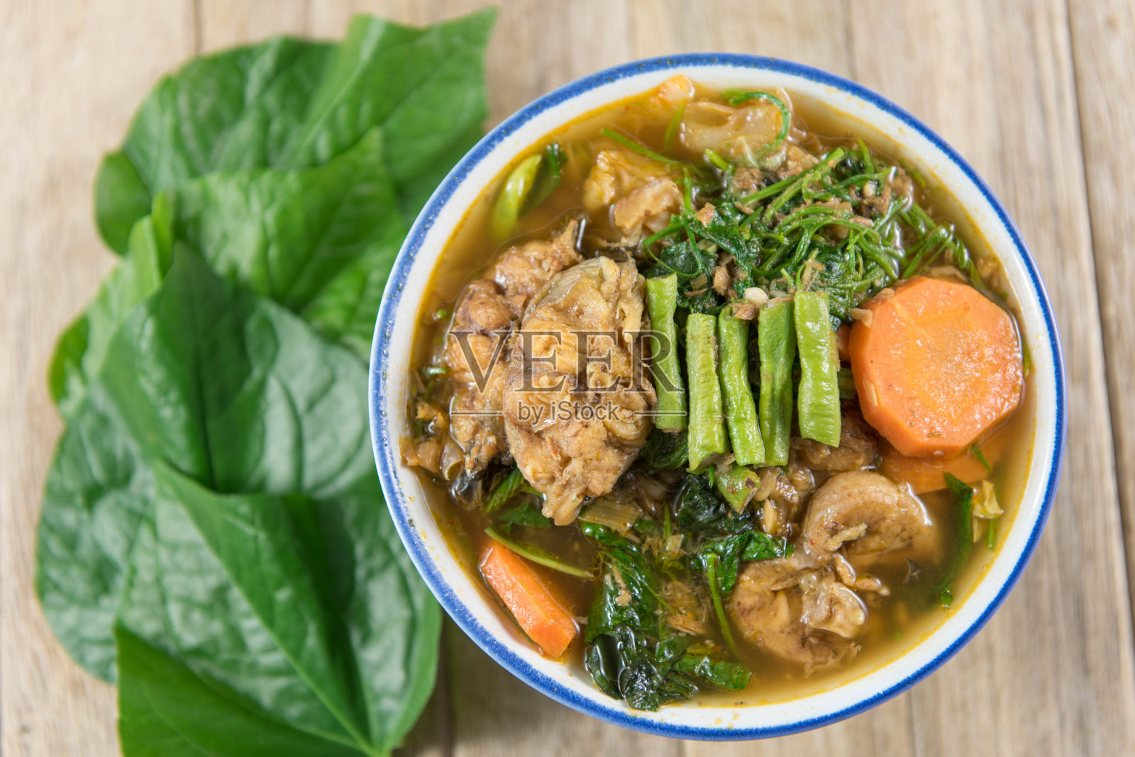 鲶鱼和混合蔬菜配北方香料，照片摄影图片