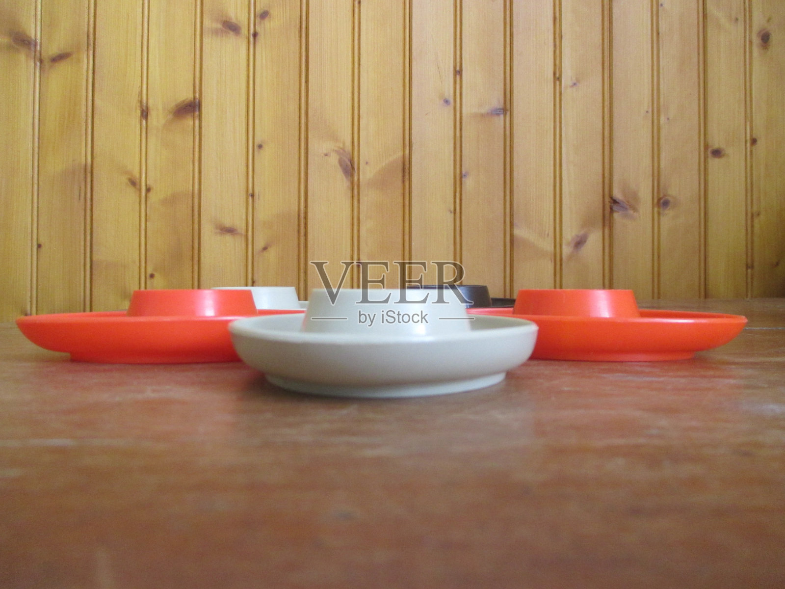 木桌上盘子的特写镜头照片摄影图片