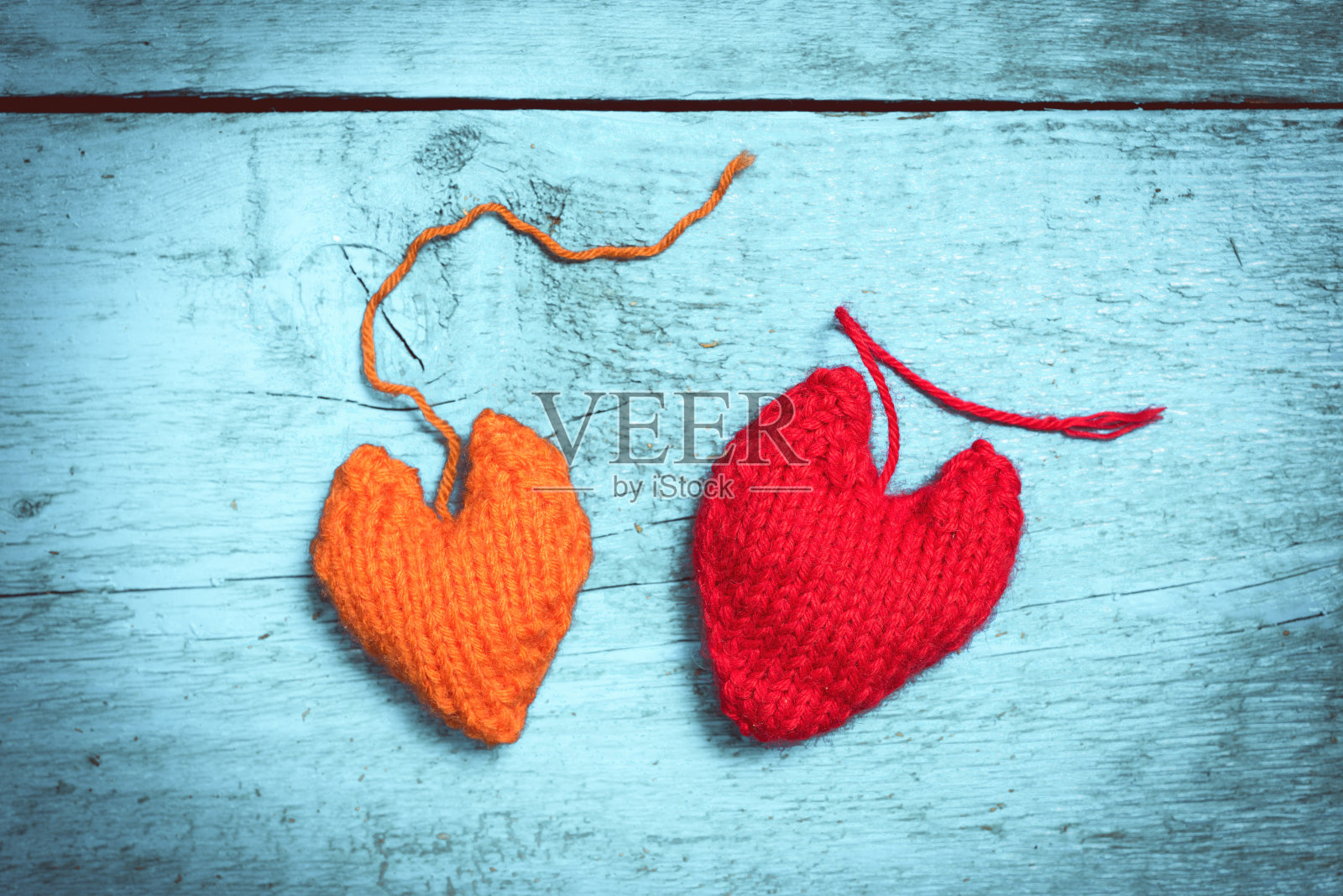 淡蓝色的板子上编织着五颜六色的心照片摄影图片