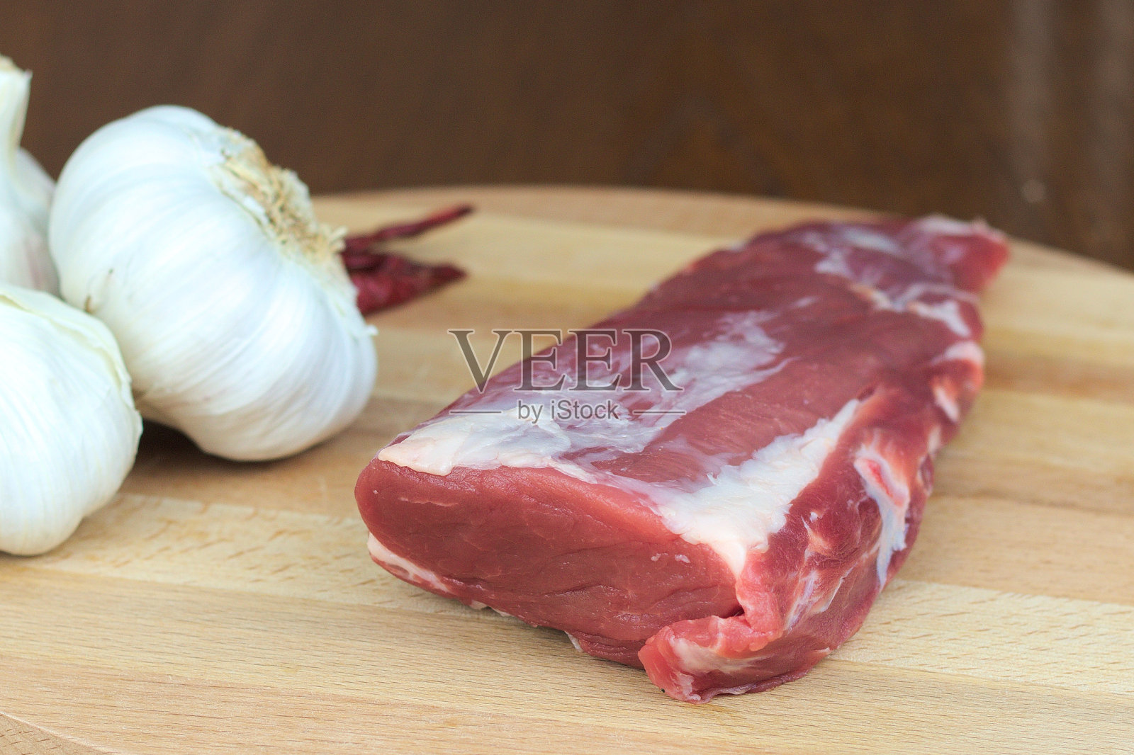 切菜板上的有机菲力牛排照片摄影图片