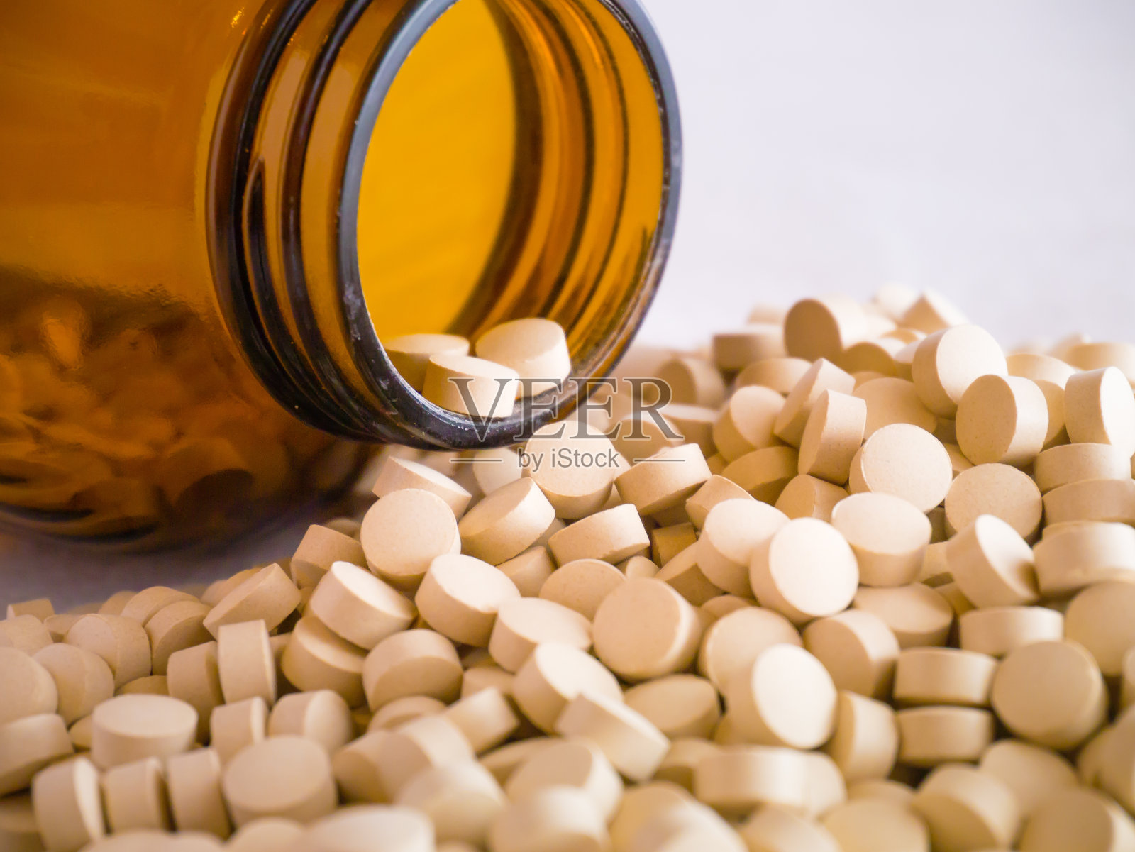 大量的药物溢出照片摄影图片