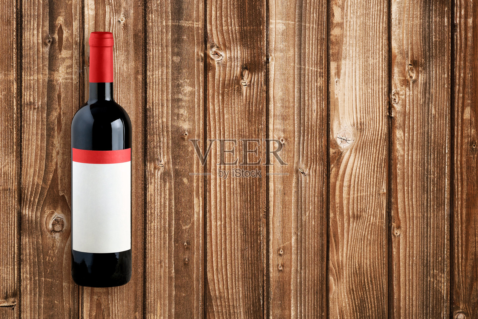 酒瓶放在木桌上照片摄影图片