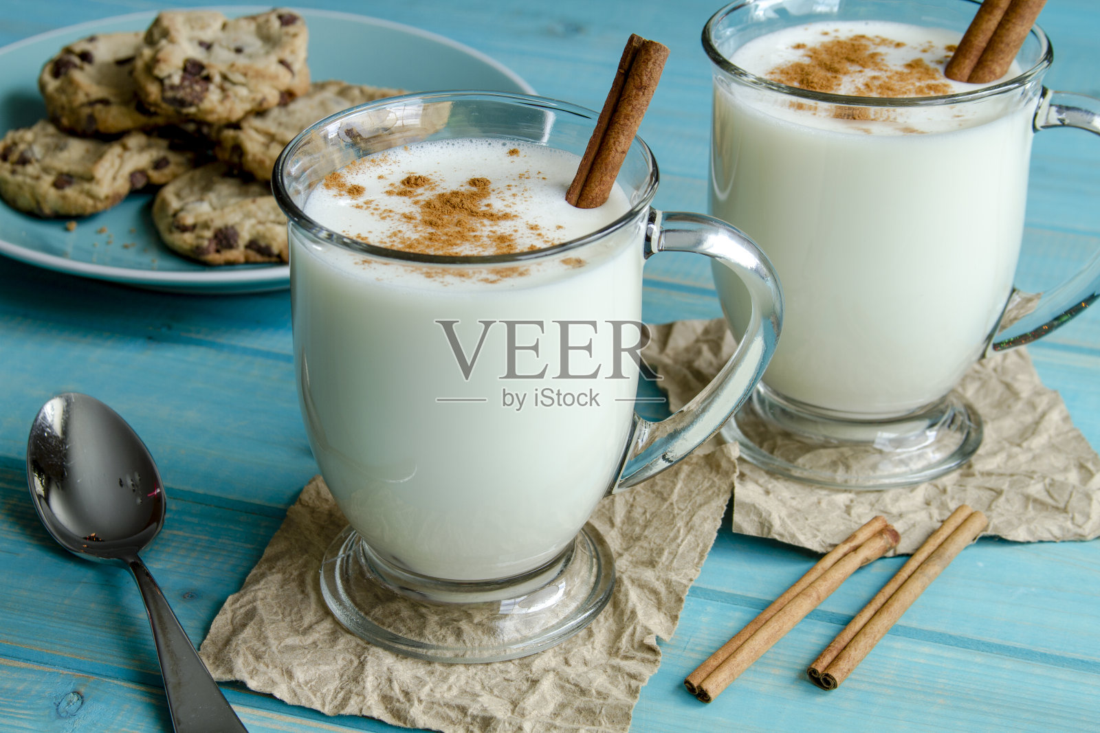 节日蛋酒与肉桂和饼干照片摄影图片