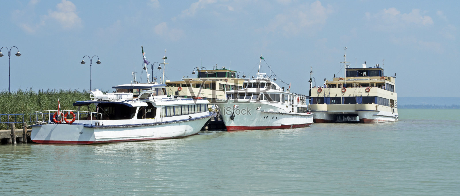 巴拉顿湖巴达克索尼港停靠的船只照片摄影图片