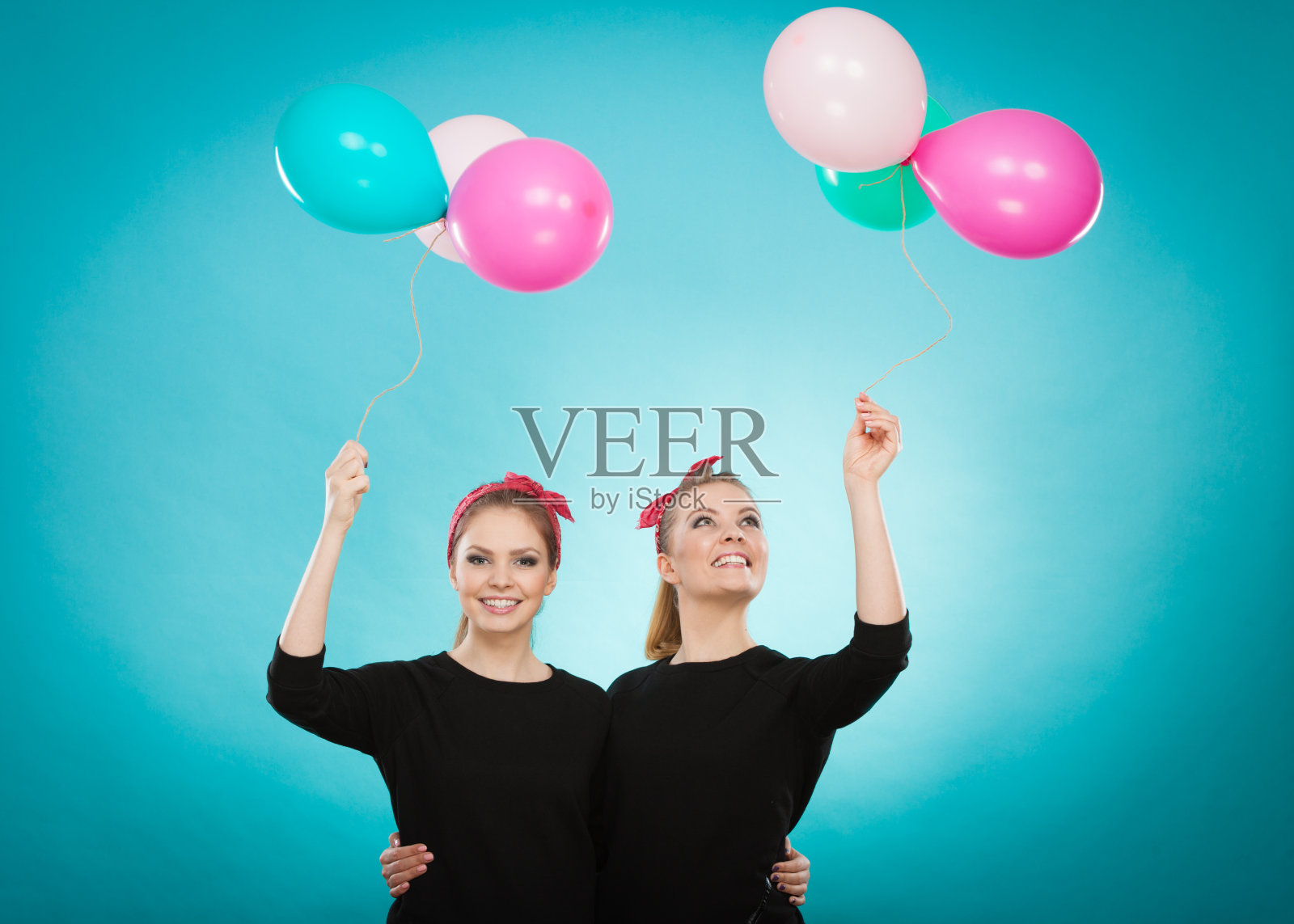 女人像小女孩一样想乘气球飞走。照片摄影图片