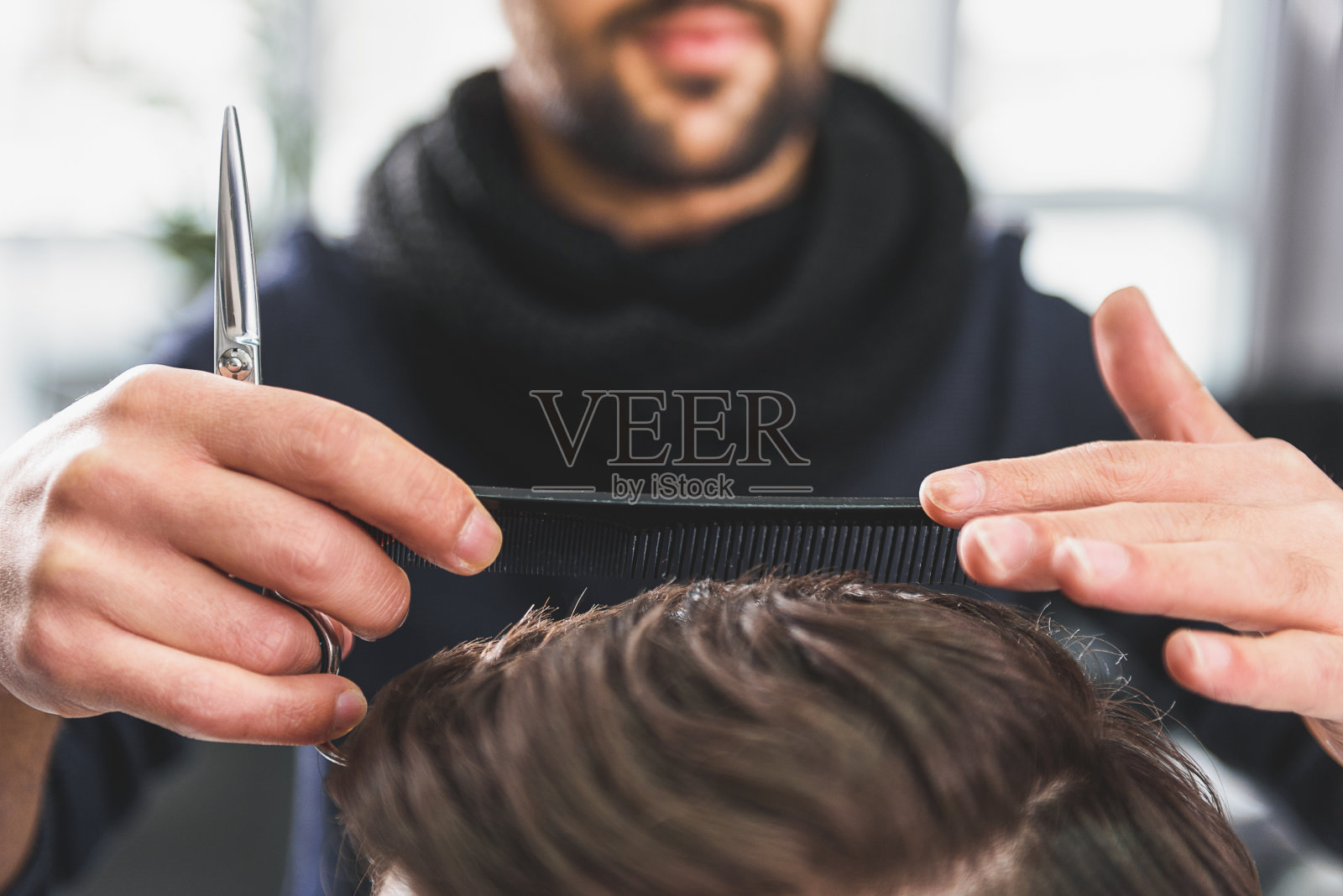 熟练的发型师正在为顾客做发型照片摄影图片