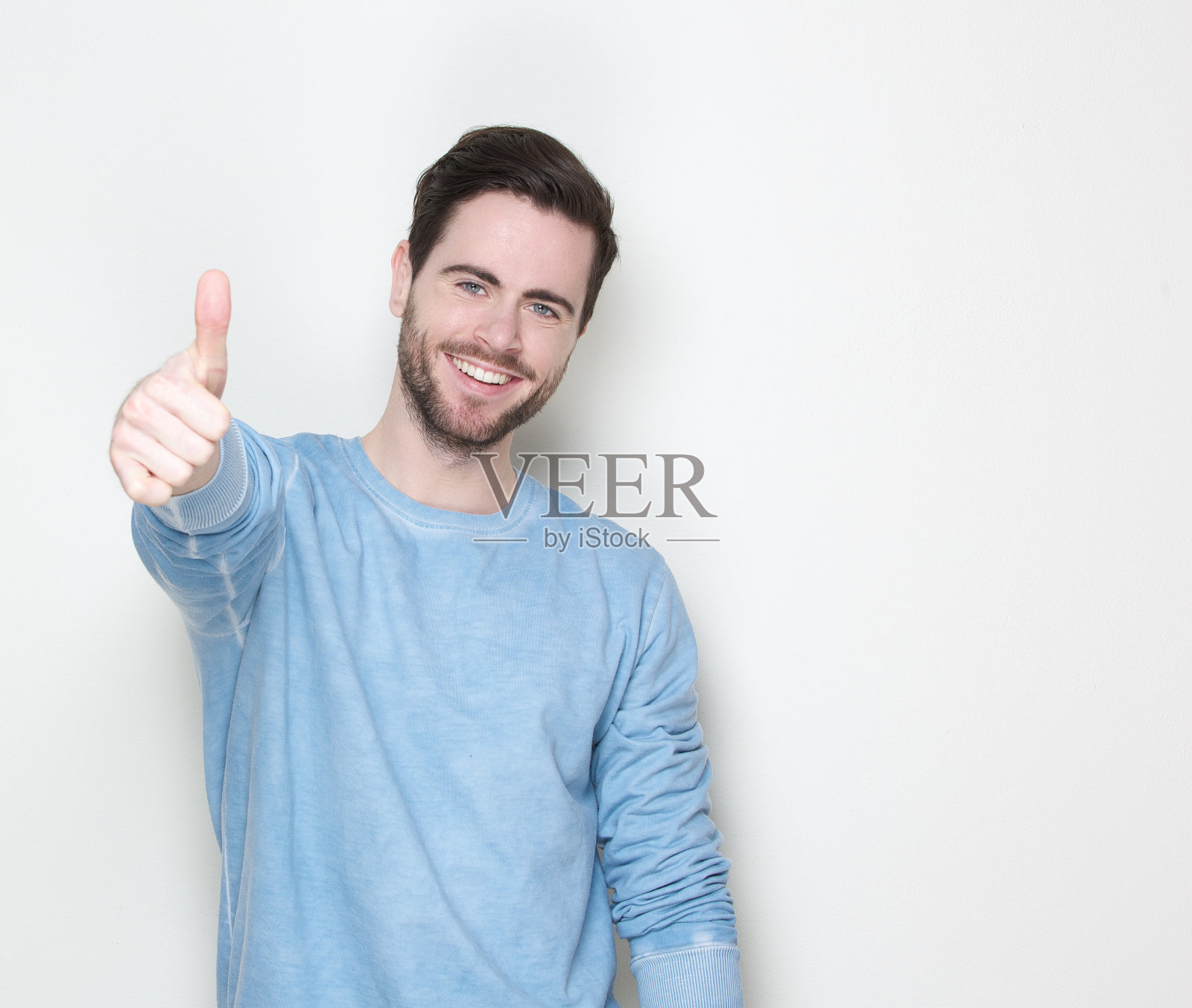 微笑着竖起大拇指的男人照片摄影图片