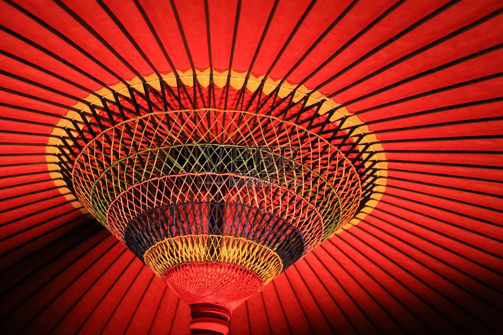 打开日本文化中的红色手工纸伞照片摄影图片