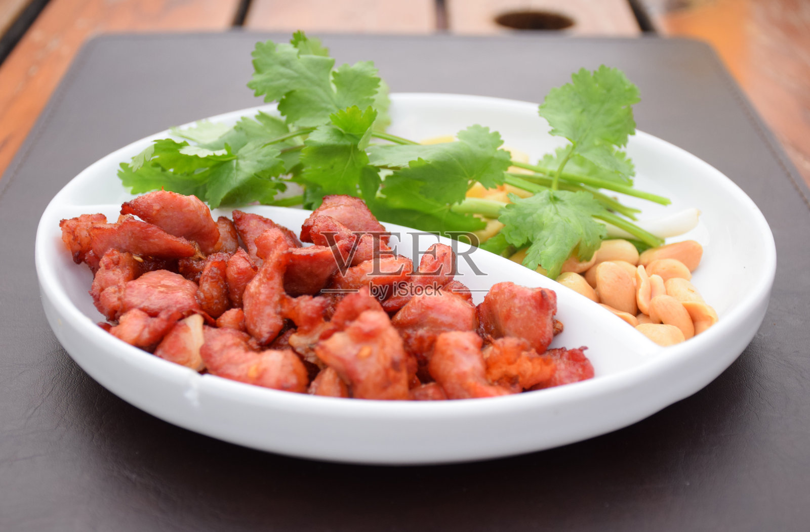 酸猪肉炒蔬菜和花生照片摄影图片