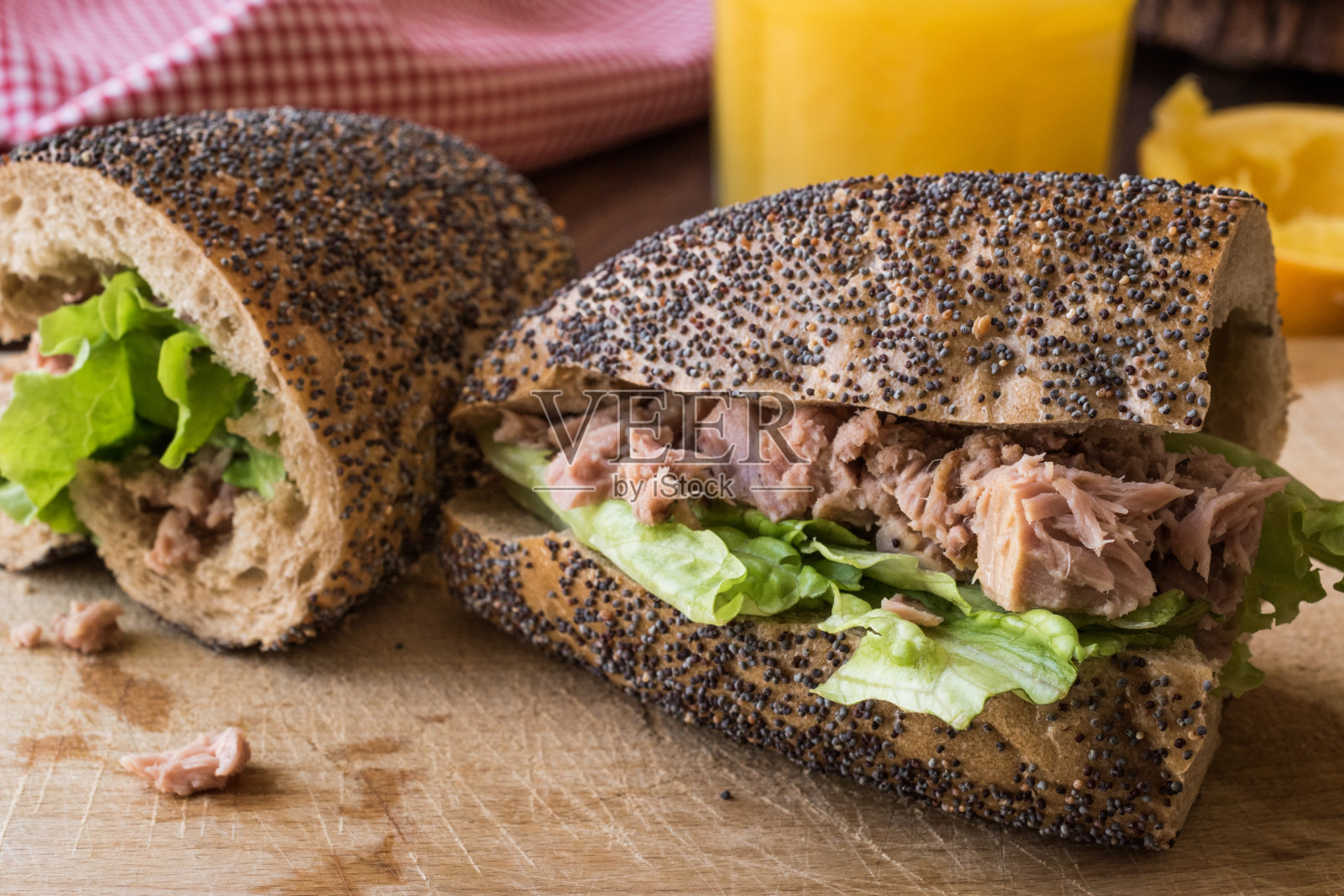 清淡的金枪鱼三明治配橙汁照片摄影图片