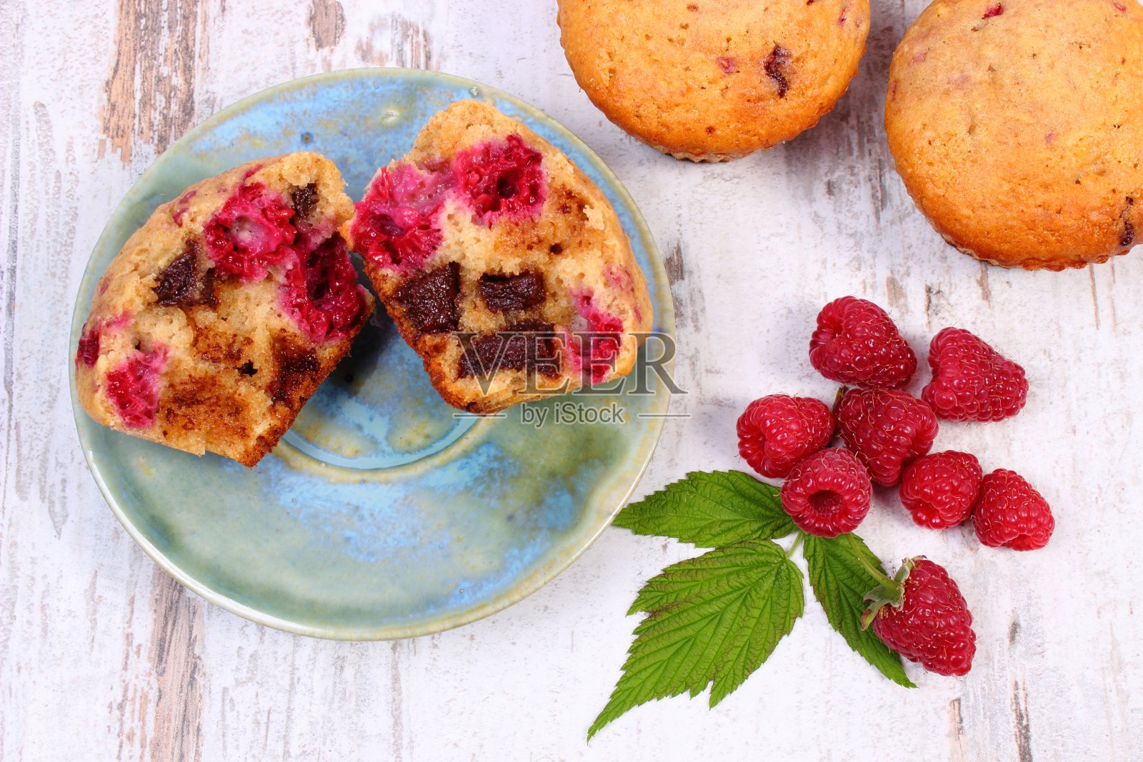 新鲜烘焙的松饼配上巧克力和覆盆子，美味的甜点照片摄影图片