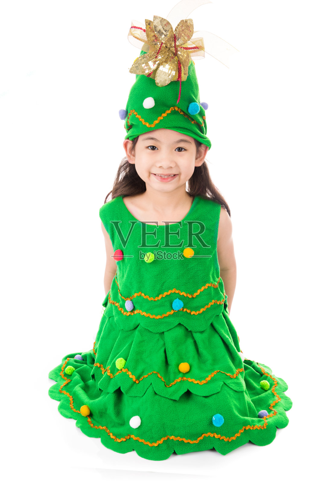 亚洲可爱女孩的肖像在圣诞树服装。照片摄影图片