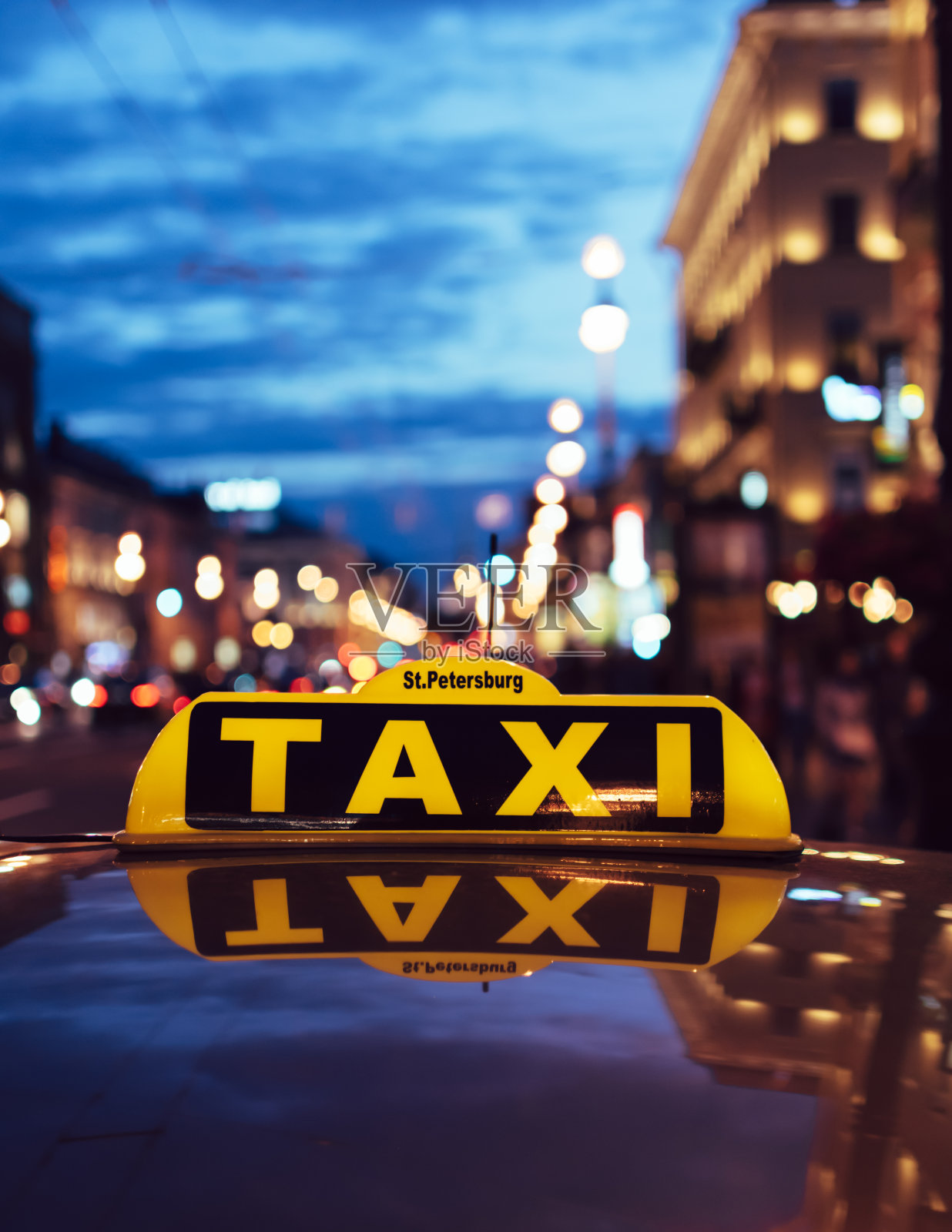 出租车晚上在街上行驶照片摄影图片