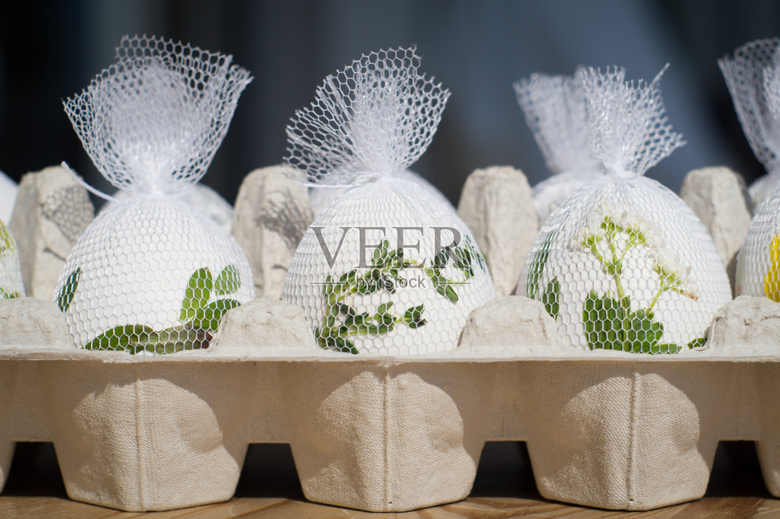 鸡蛋用香草和鲜花包裹，装在鸡蛋盒里照片摄影图片