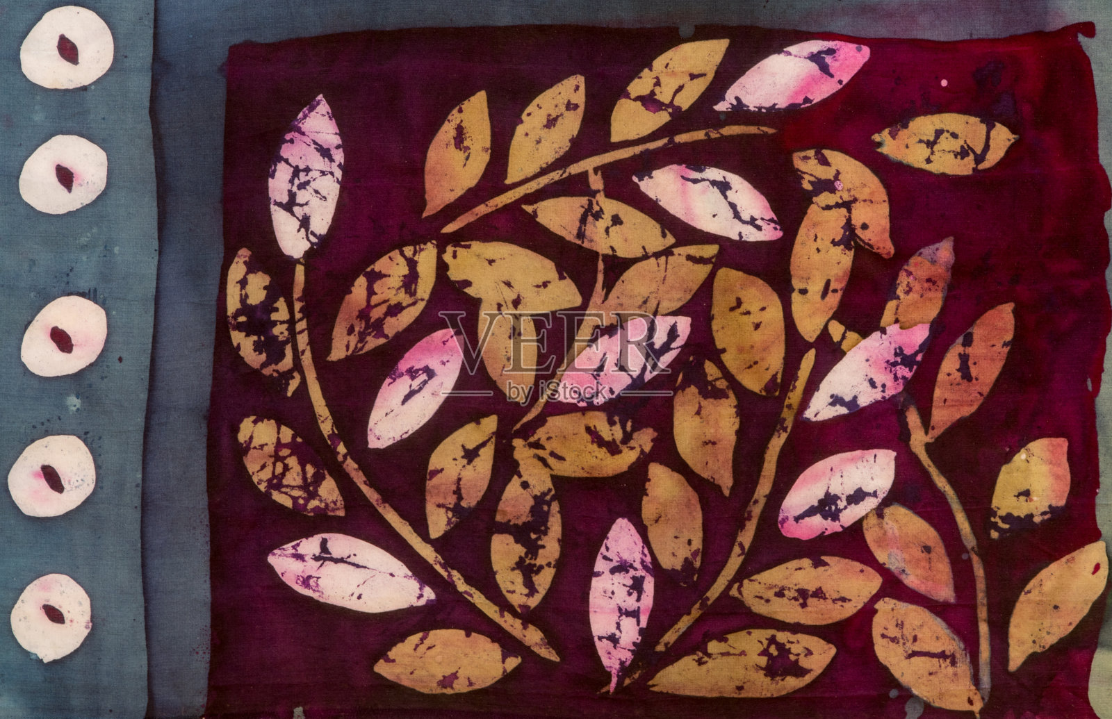 深红色背景的树枝，热蜡染插画图片素材