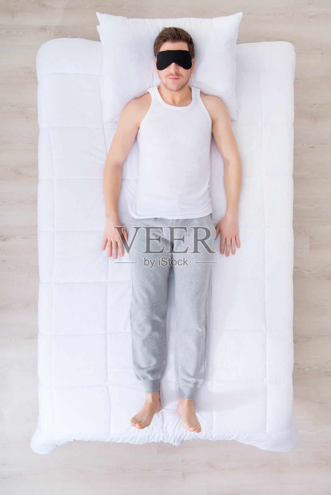 好男人睡觉照片摄影图片