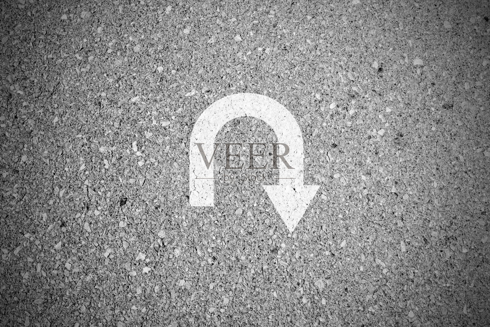 沥青混凝土街道上的u型转弯标志照片摄影图片