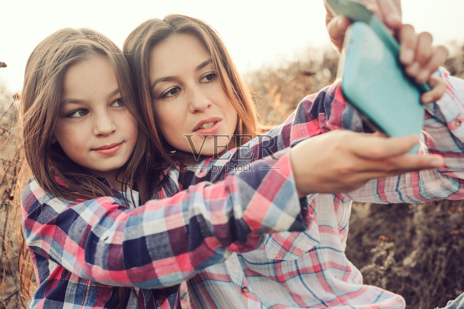 快乐的母女在夏日户外自拍照片摄影图片