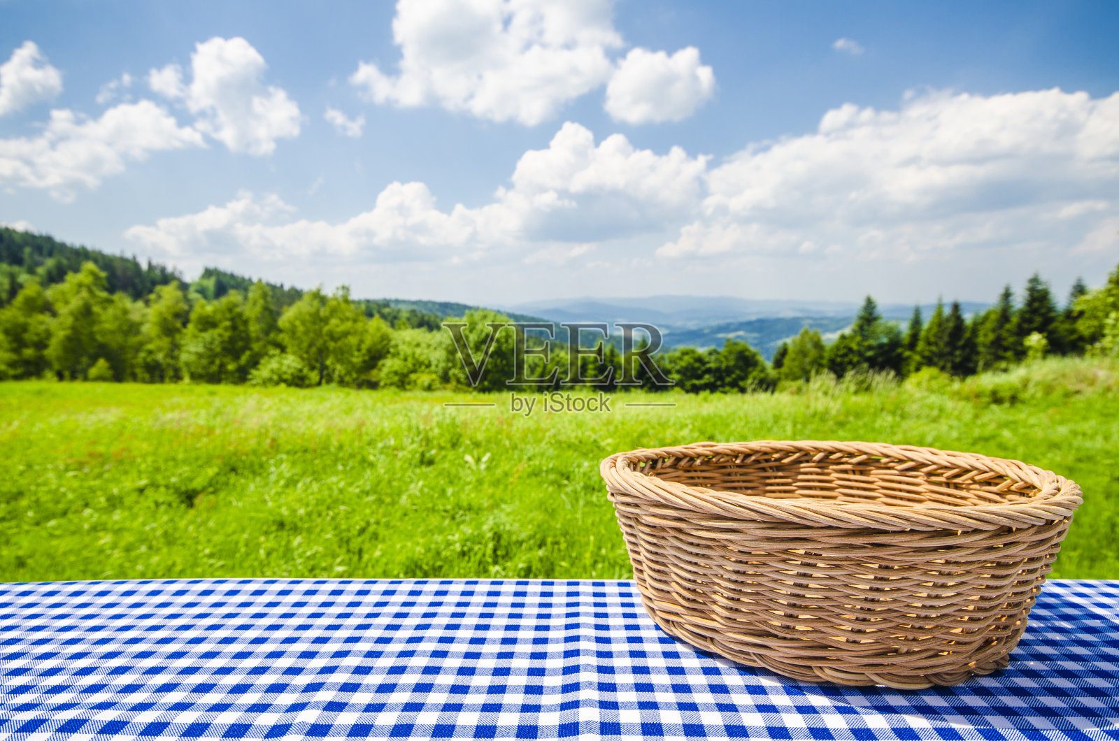 空桌子与柳条篮子和景观背景照片摄影图片