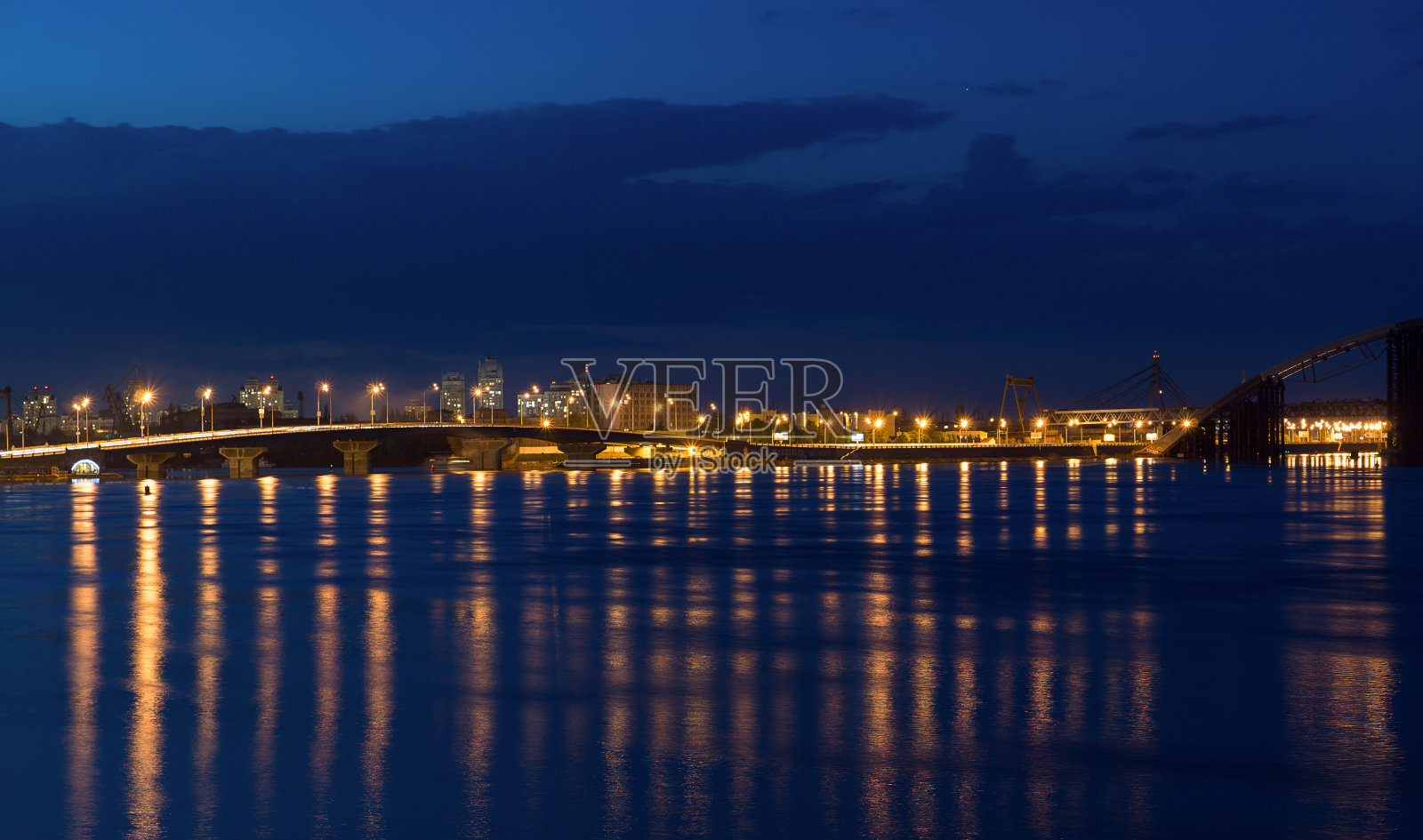 灯光夜晚城市和桥梁与河上的倒影照片摄影图片