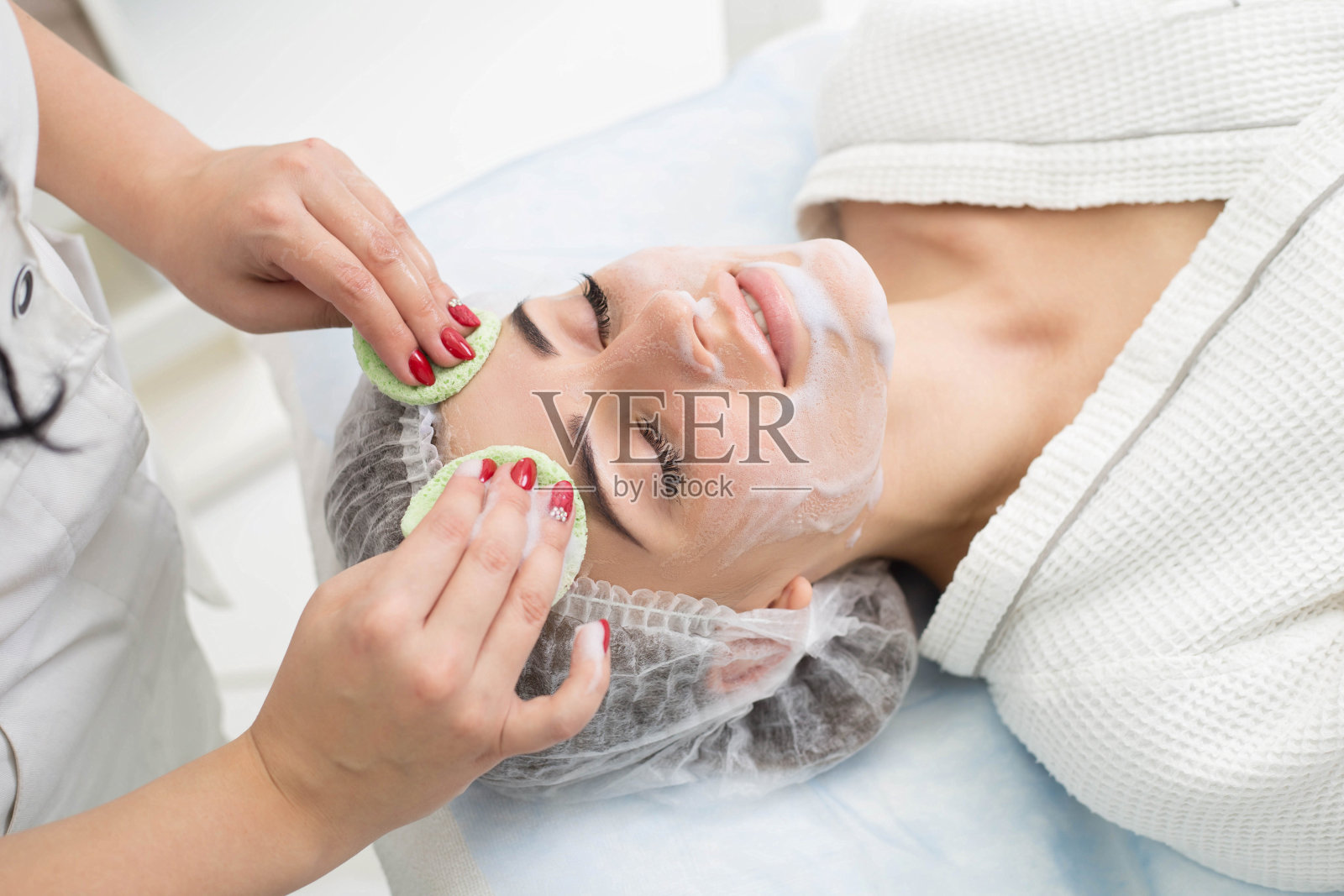 在美容院清洗脱皮。照片摄影图片