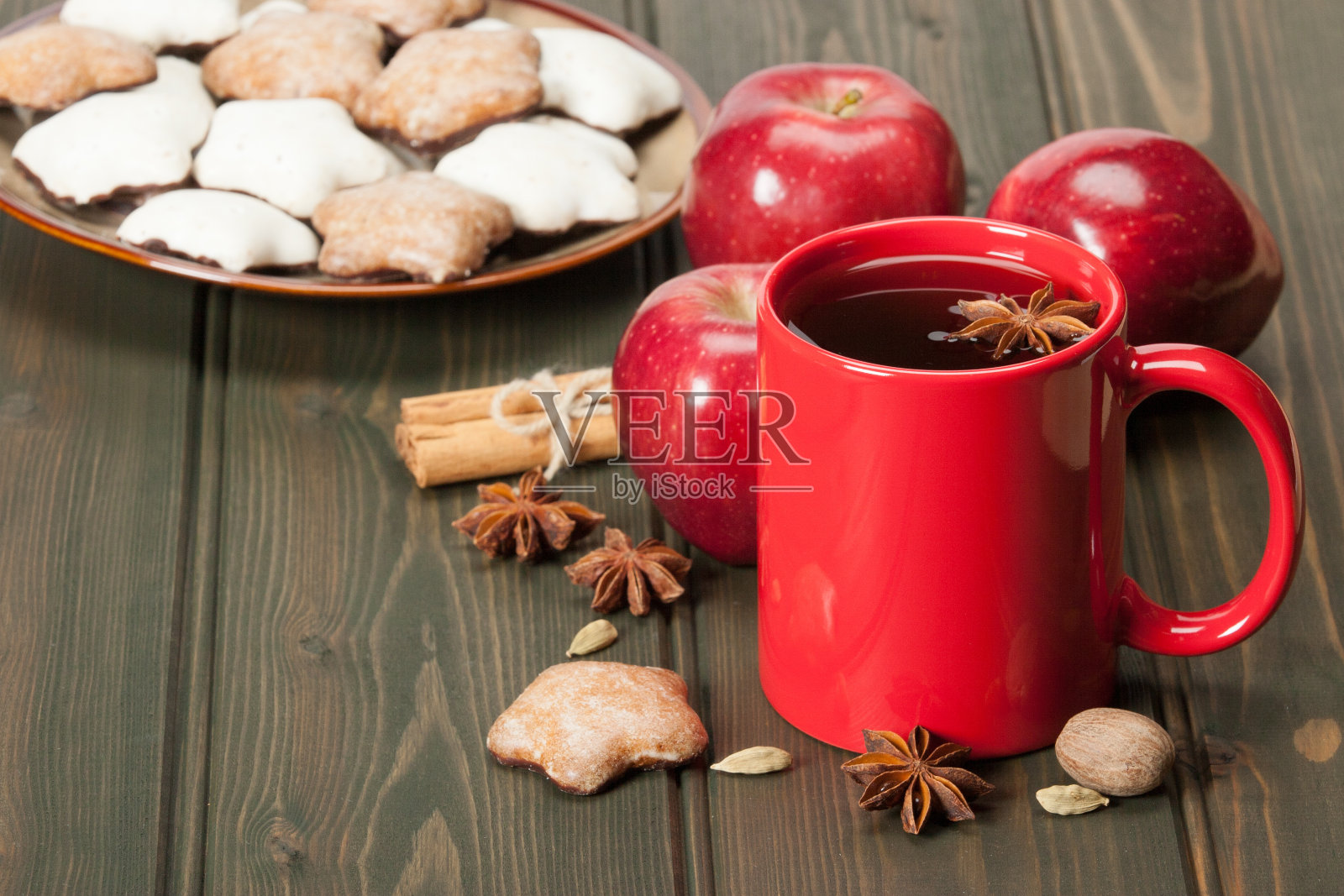 一杯茶或咖啡。苹果、香料。姜饼明星饼干照片摄影图片