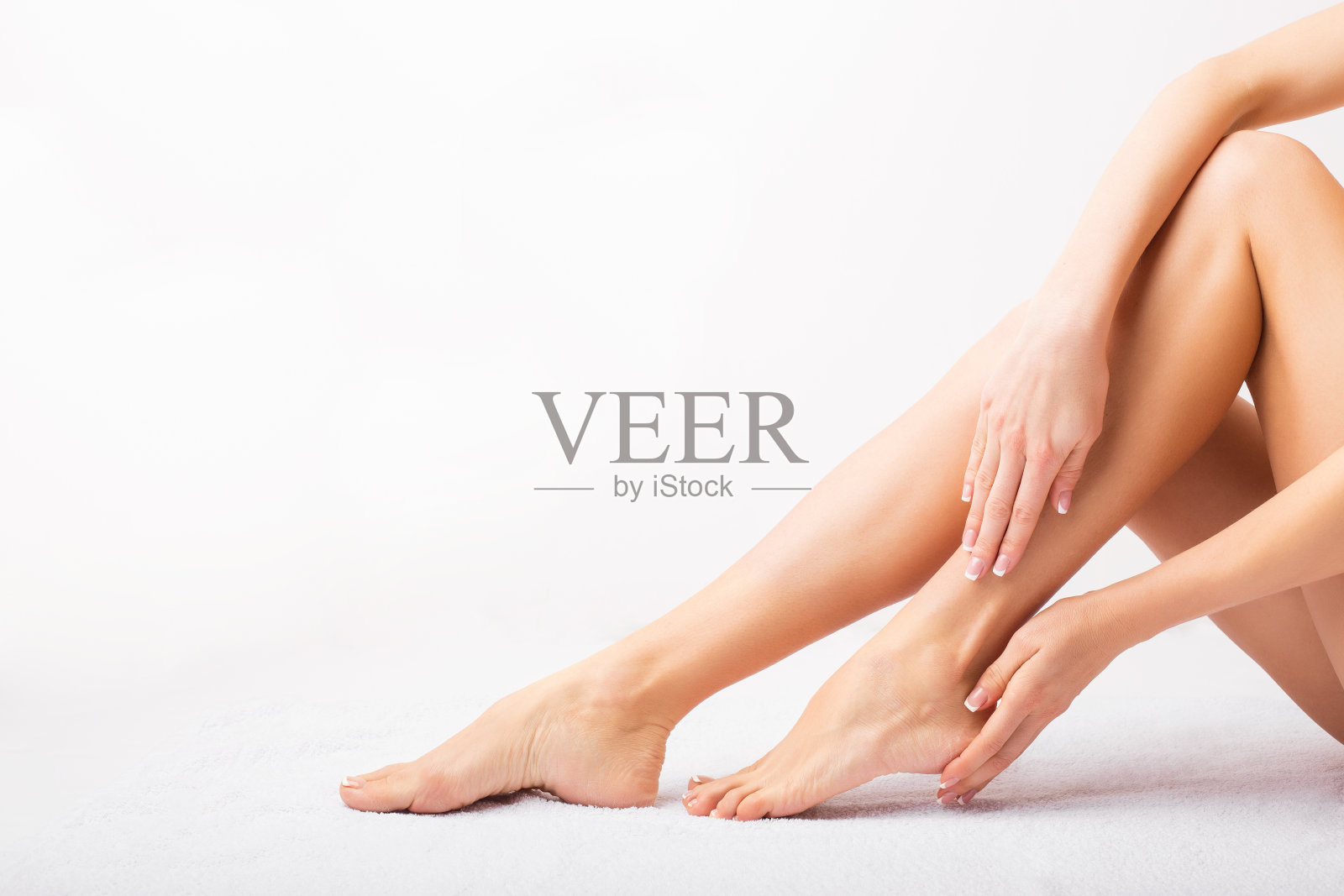 女性照顾她的脚照片摄影图片