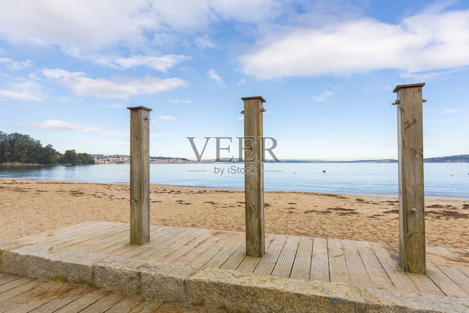 海滩沐浴。照片摄影图片