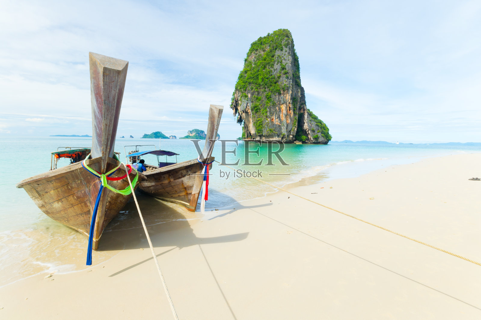 在透明的水面上漂浮的长尾船照片摄影图片