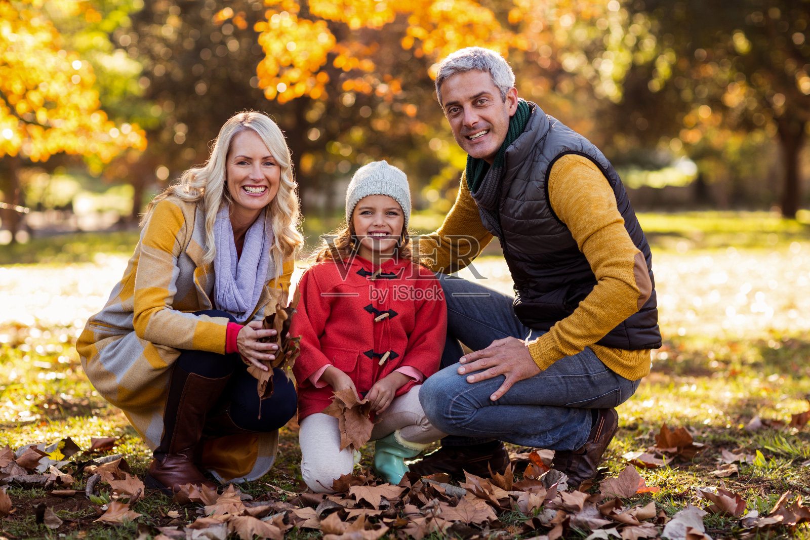 公园里幸福家庭的肖像照片摄影图片