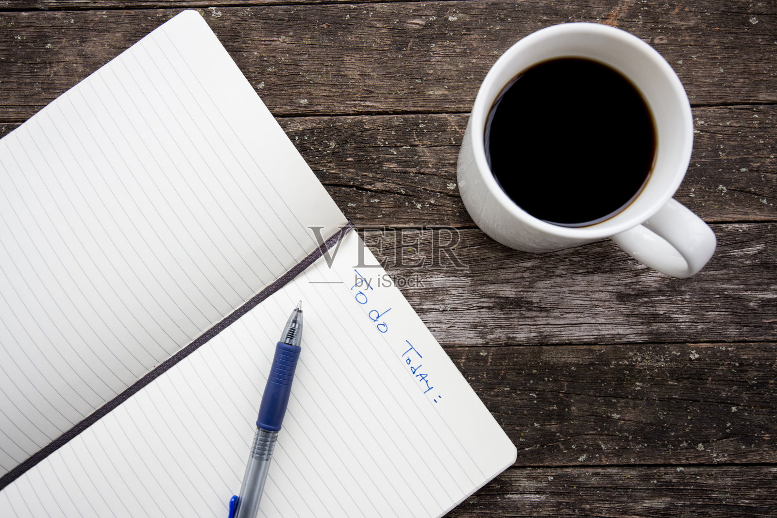 笔记本、钢笔和咖啡杯放在木桌上照片摄影图片