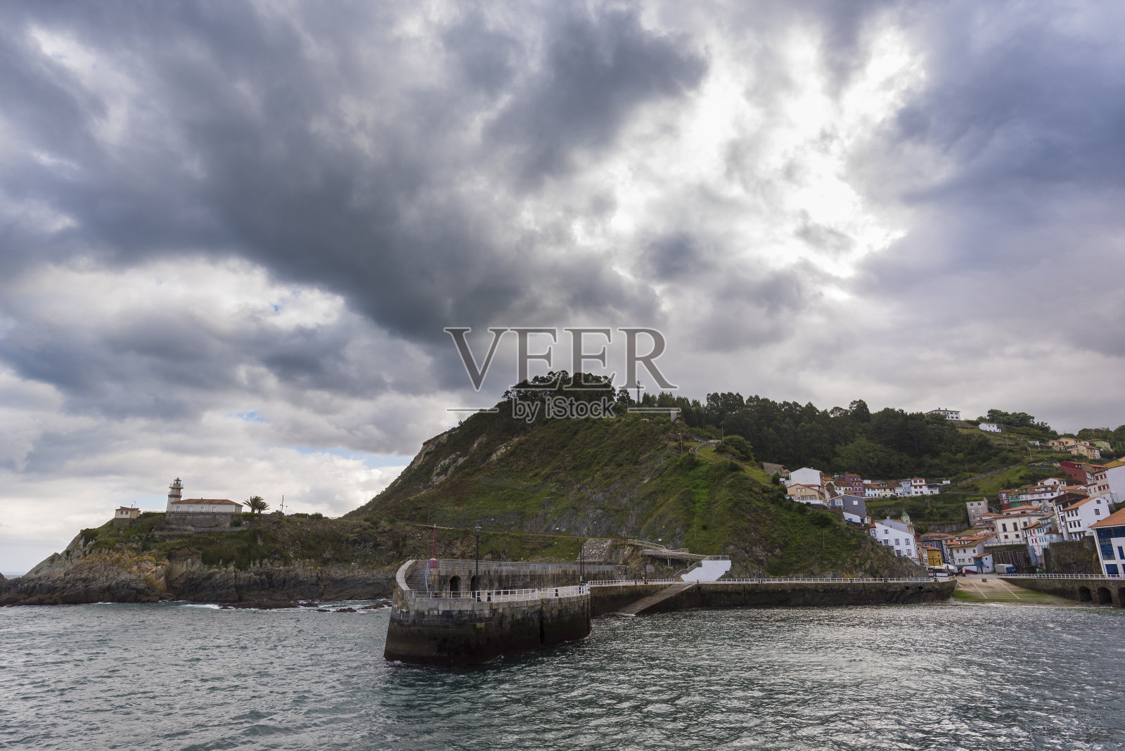 Cudillero港(西班牙阿斯图里亚斯)。照片摄影图片