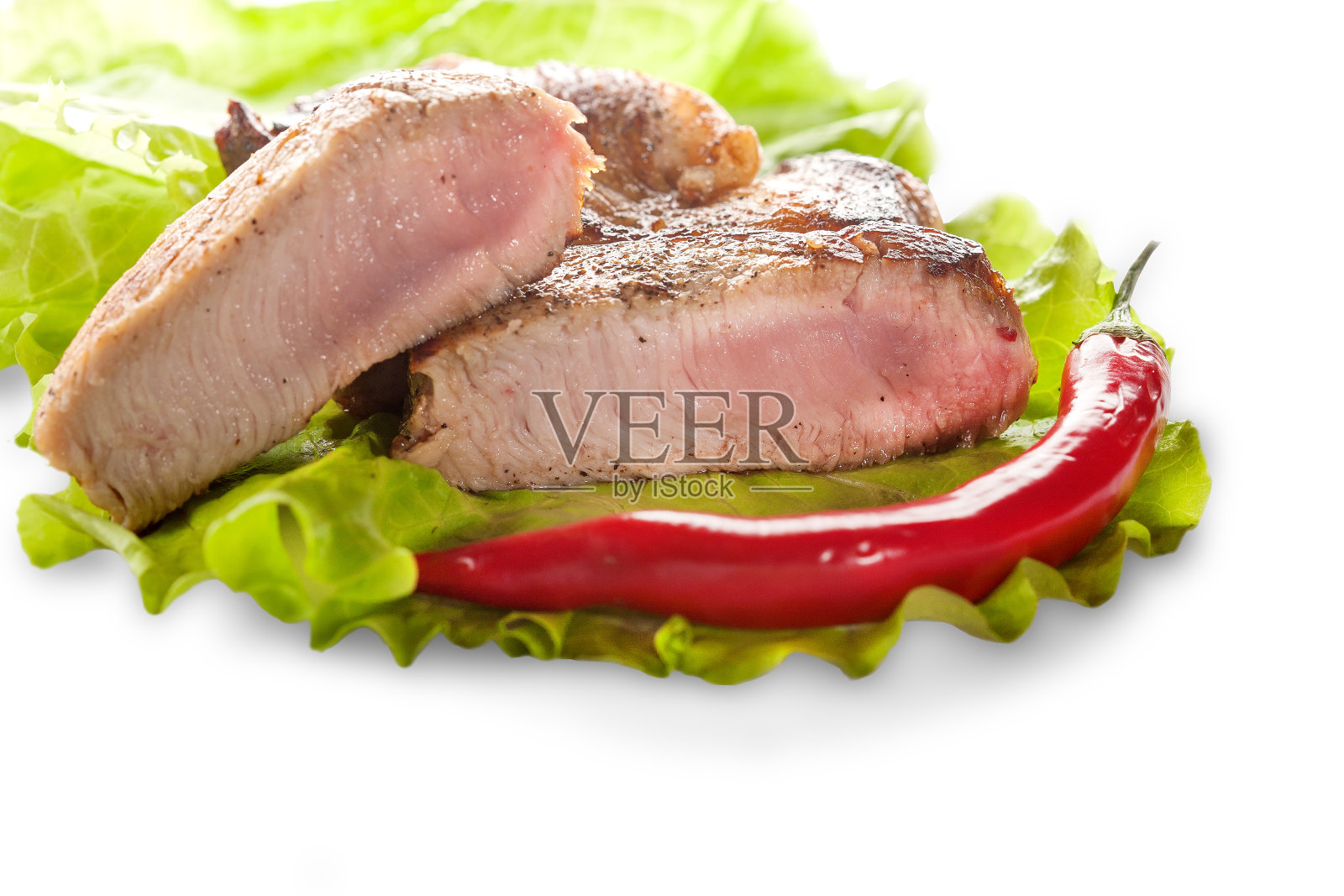 白色背景下的木板上的炸牛排照片摄影图片