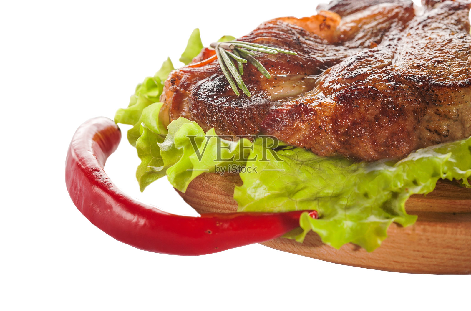 白色背景下的木板上的炸牛排照片摄影图片