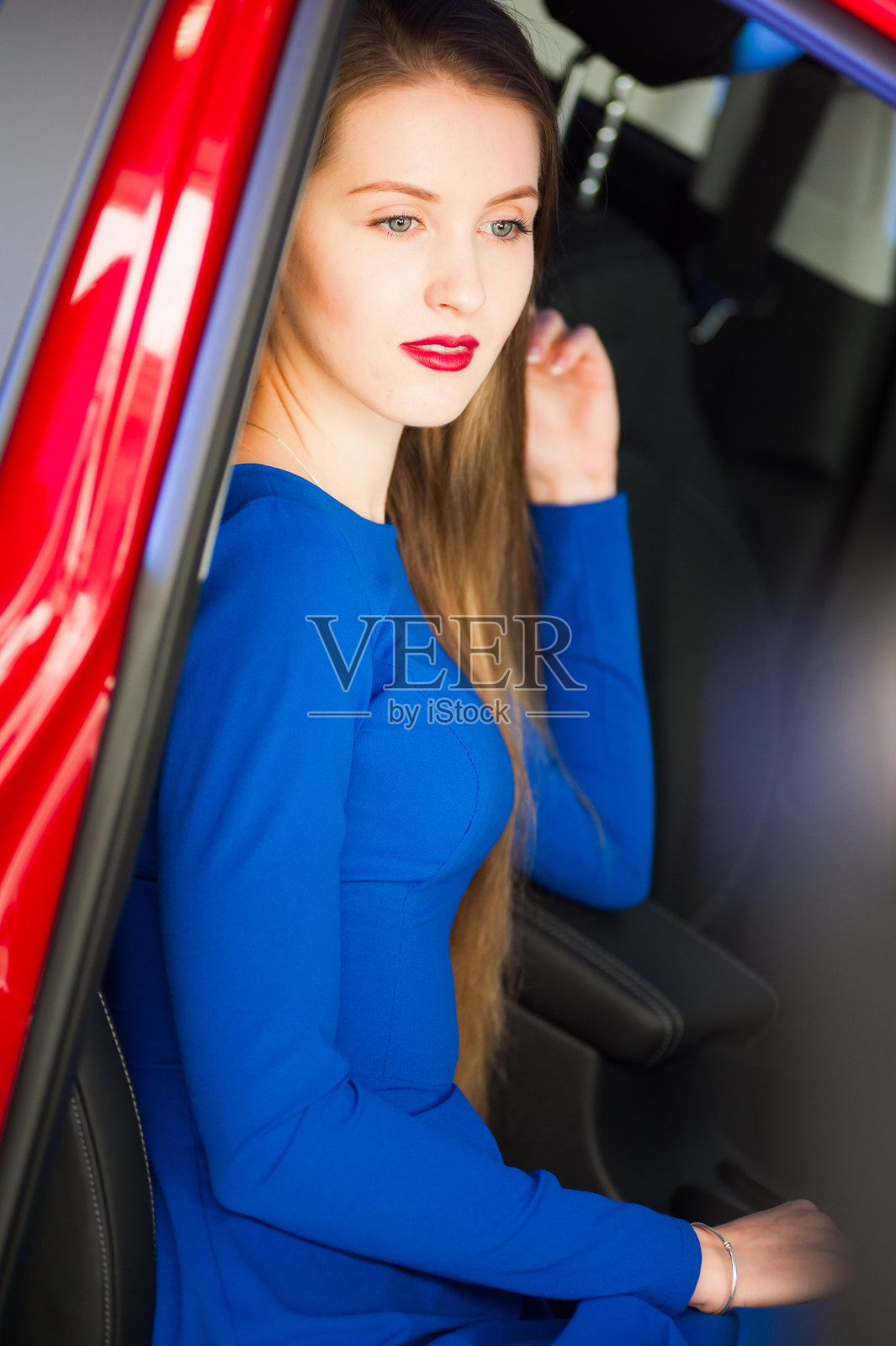 一辆新车展示会上的女模特照片摄影图片