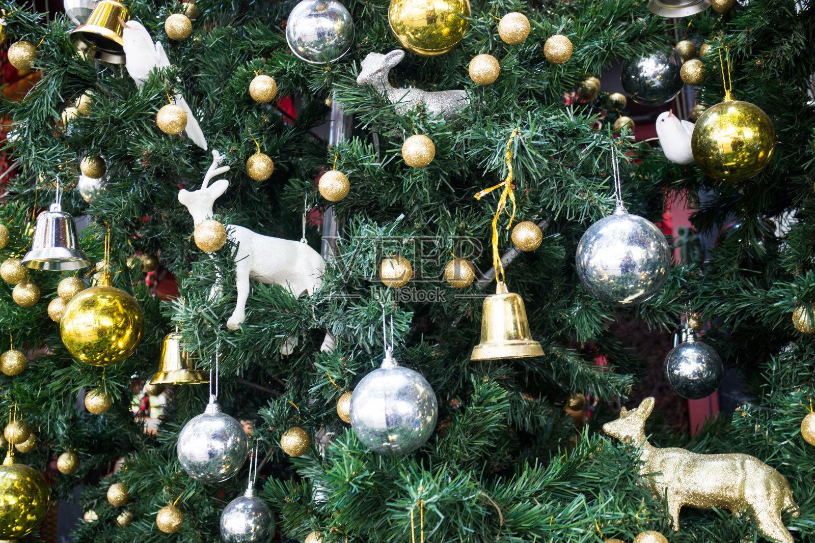 圣诞树上的圣诞装饰照片摄影图片
