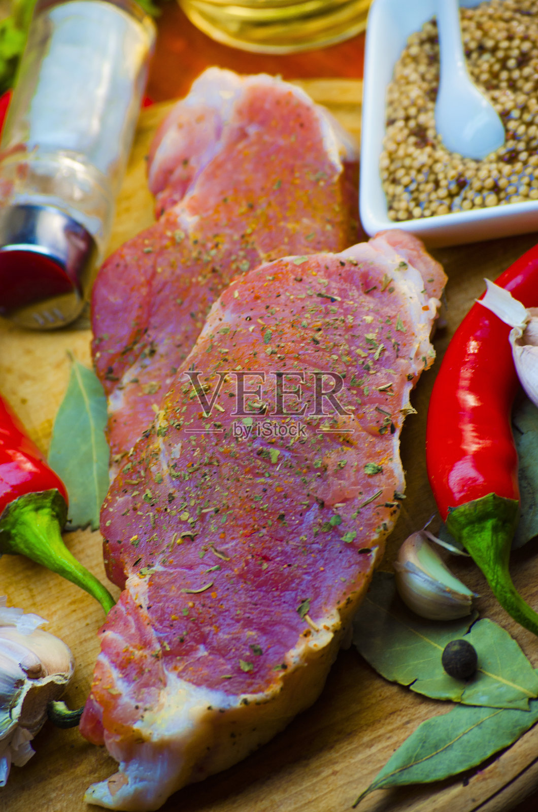 生肉排加香料照片摄影图片