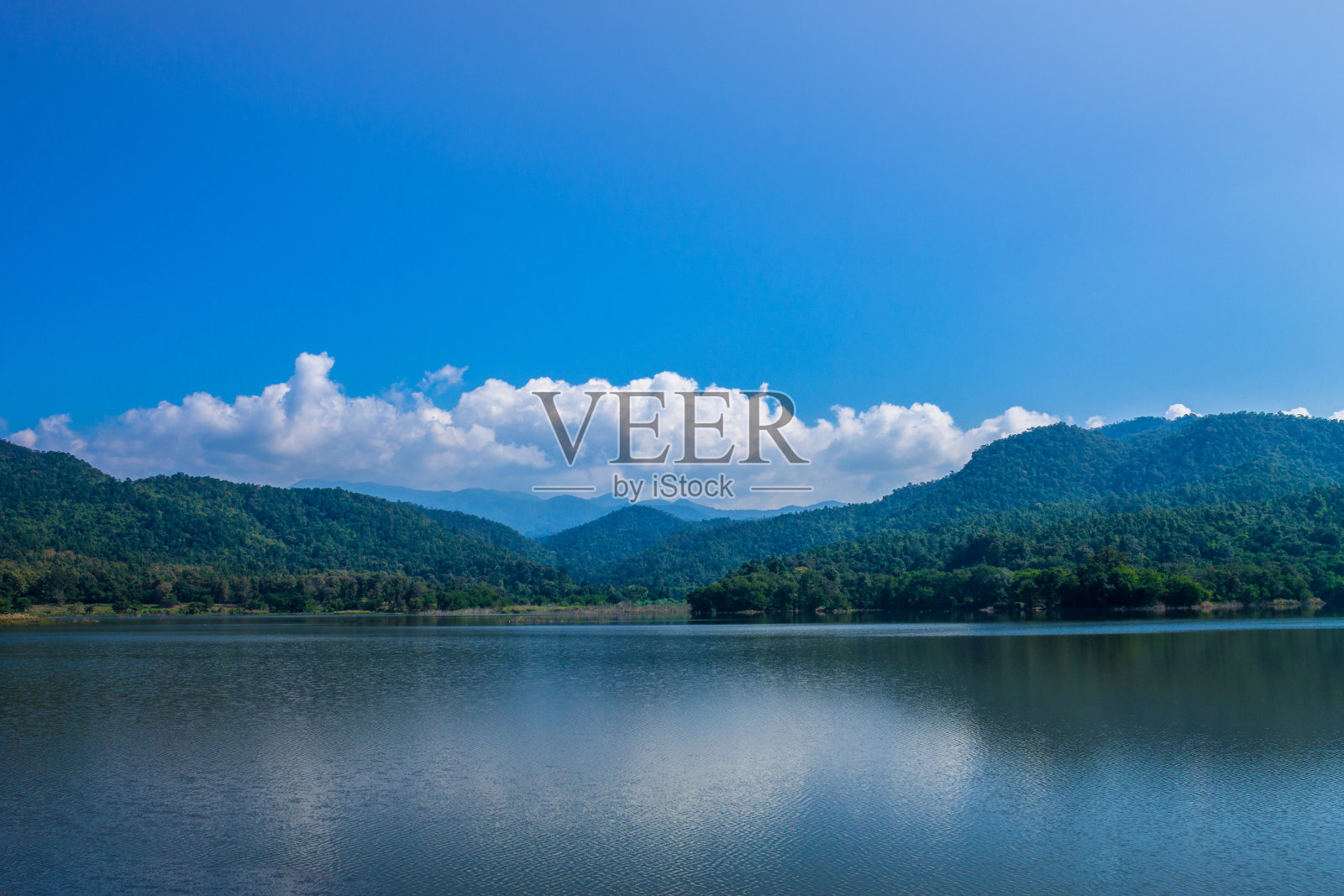 储备水在美安灌溉大坝照片摄影图片