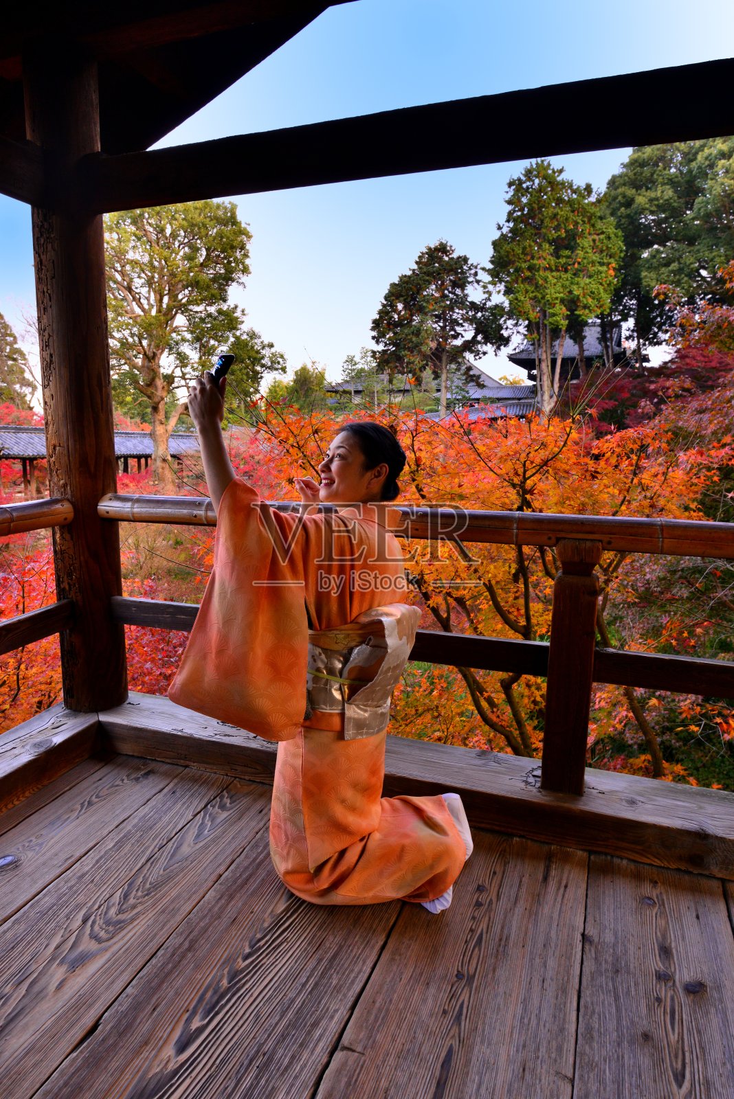 穿着和服的日本妇女在京都东福寺自拍照片摄影图片