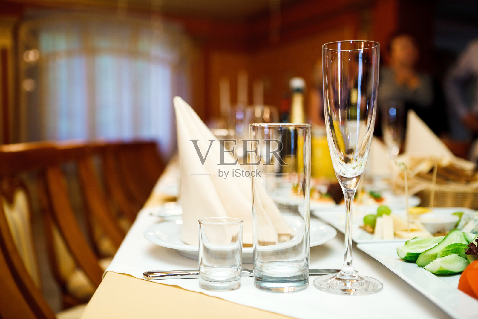 三个杯子放在节日的桌子上。在聚会上服务。照片摄影图片