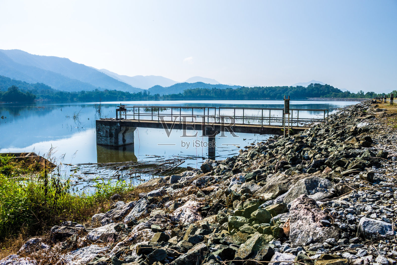 储备水在美安灌溉大坝照片摄影图片