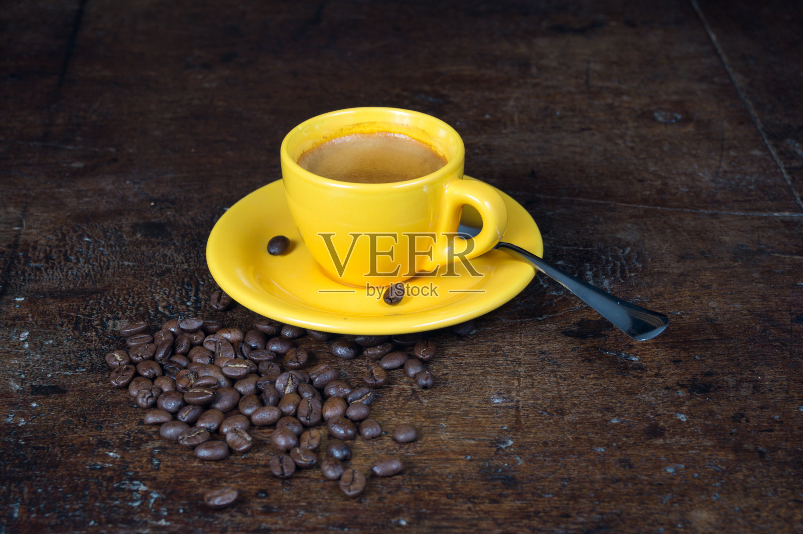 一杯咖啡，加阿拉比卡咖啡豆，意大利咖啡照片摄影图片