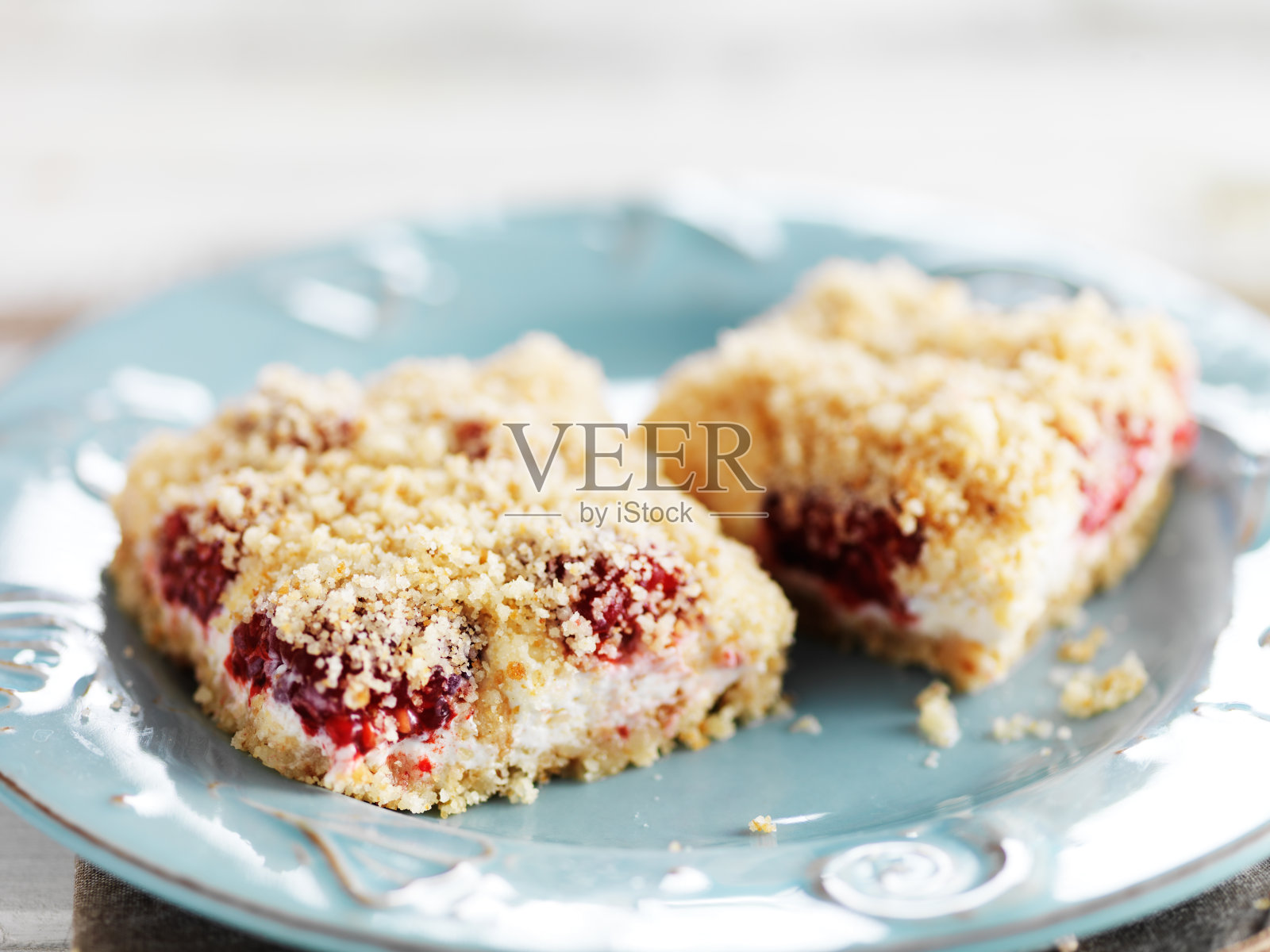 自制覆盆子芝士蛋糕配派皮屑照片摄影图片