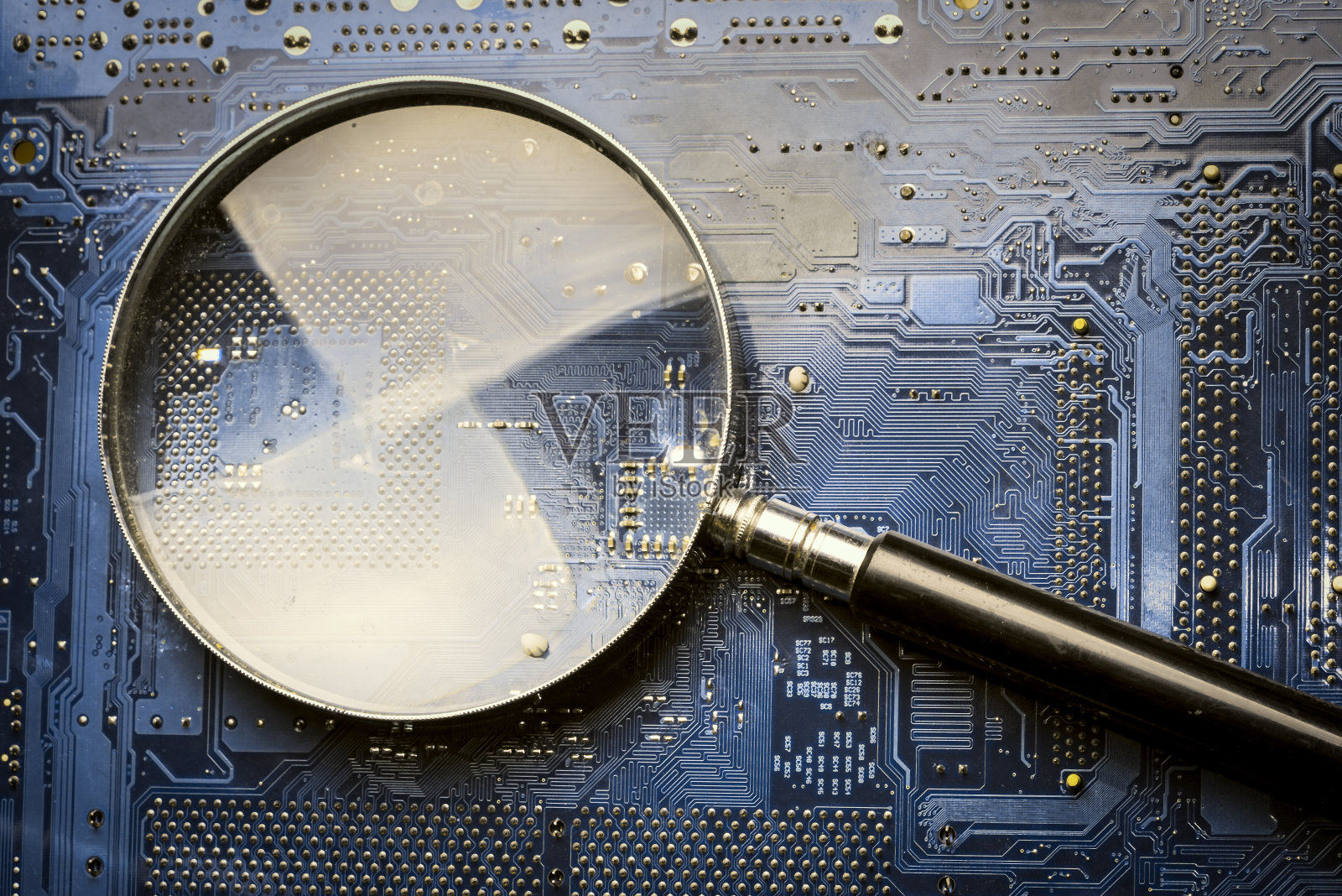 计算机主板上的放大镜照片摄影图片