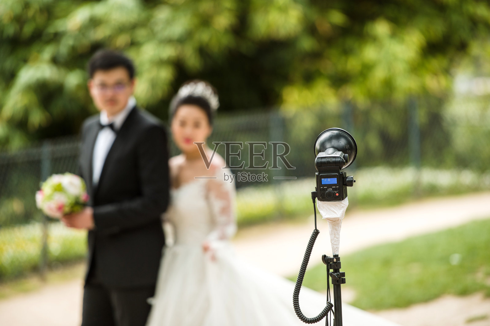 幸福的新娘和新郎的剪影照片摄影图片