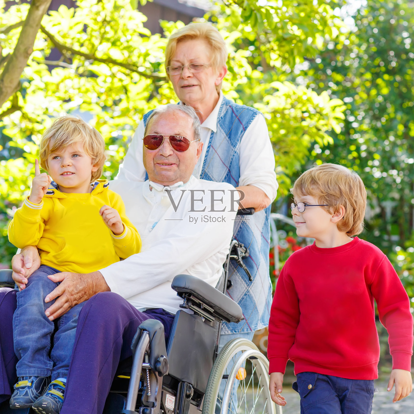 两个小男孩，他们的祖父和祖母照片摄影图片
