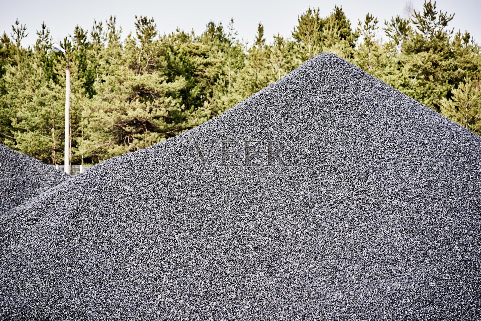 堆煤。煤炭储存是为了出售。照片摄影图片