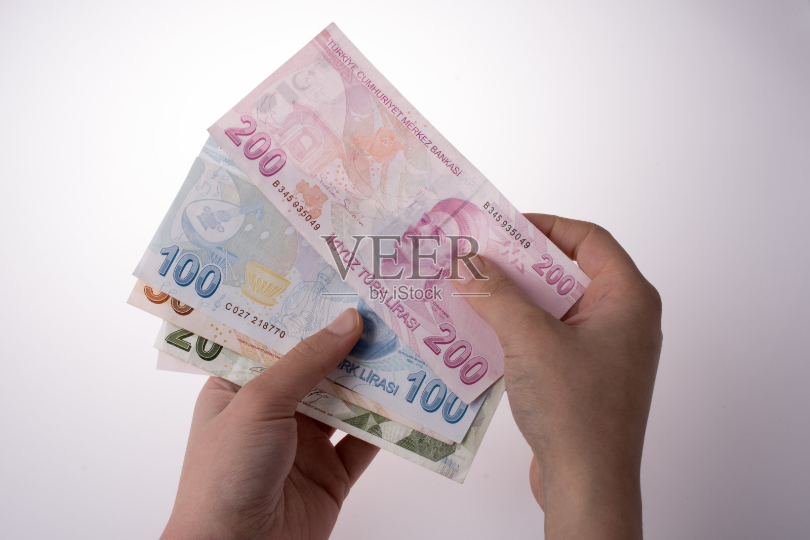 手持土耳其里拉纸币照片摄影图片