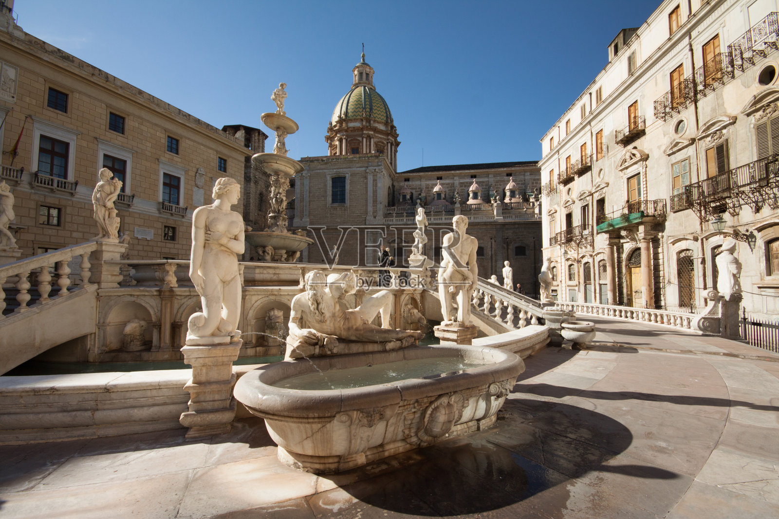 意大利西西里岛巴勒莫比勒陀利亚广场上的丰塔纳照片摄影图片