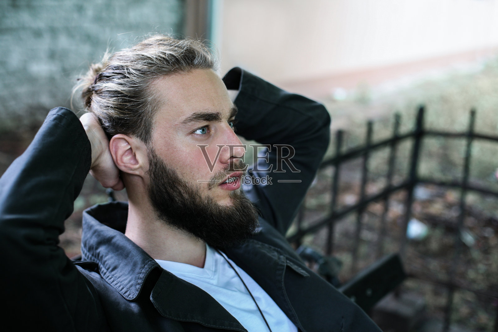 男人在户外休息照片摄影图片